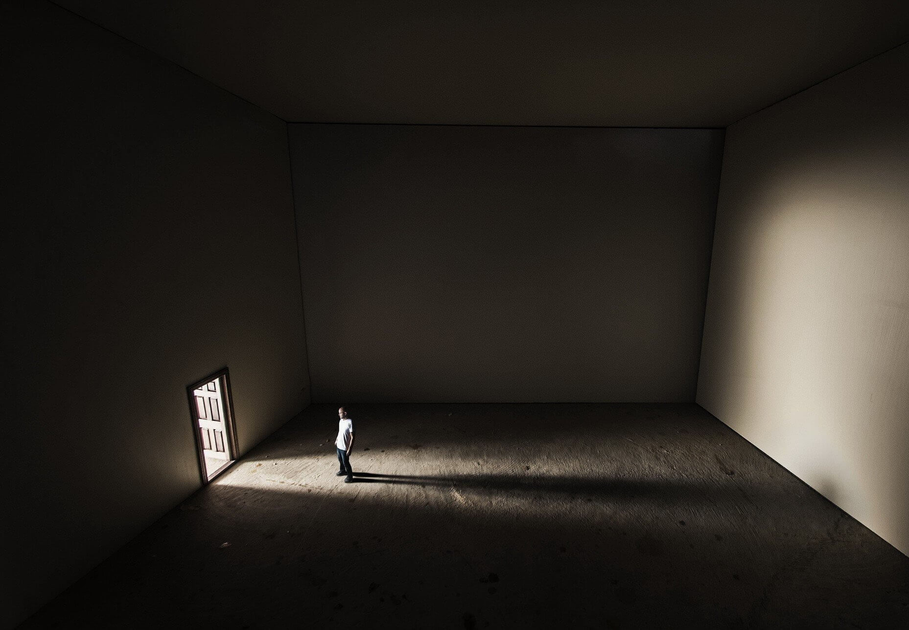 Тут в 4 стенах. Пустая комната. Пустое пространство. Человек в пустой комнате. Комната без окон и дверей.