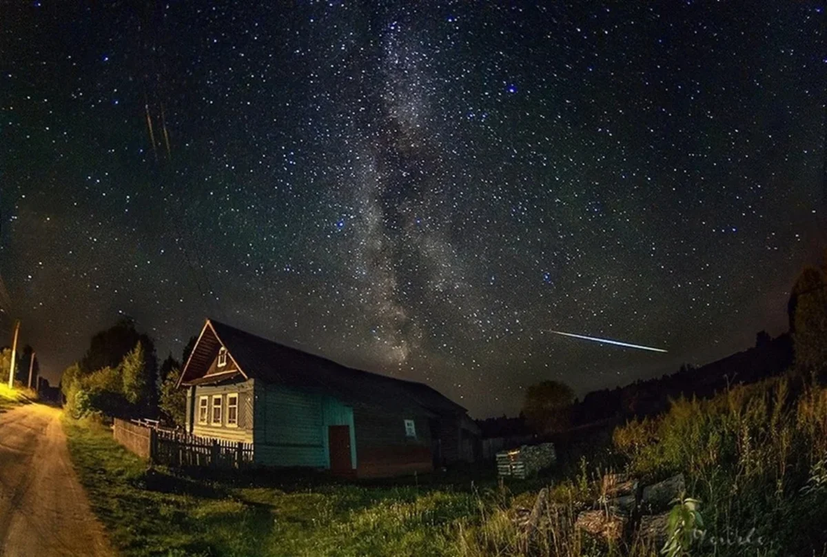 Звезды над россией. Ночь в деревне. Звездное небо в деревне. Ночное небо в деревне. Звездное небо над деревней.