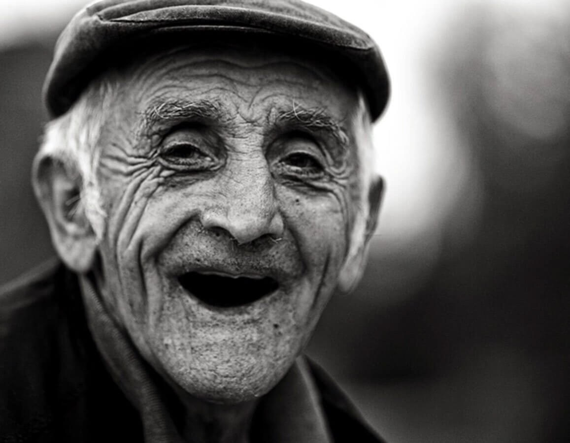 Старый дед хочет. Смеющийся старик. Беззубая улыбка старика. Дедушка смеется.