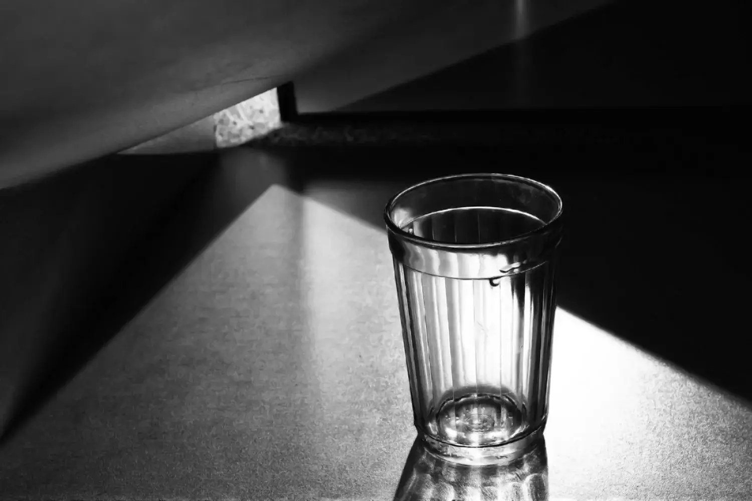 На столе пустой стакан. Стакан. Пустой стакан. Граненый стакан. Граненый стакан с водой.